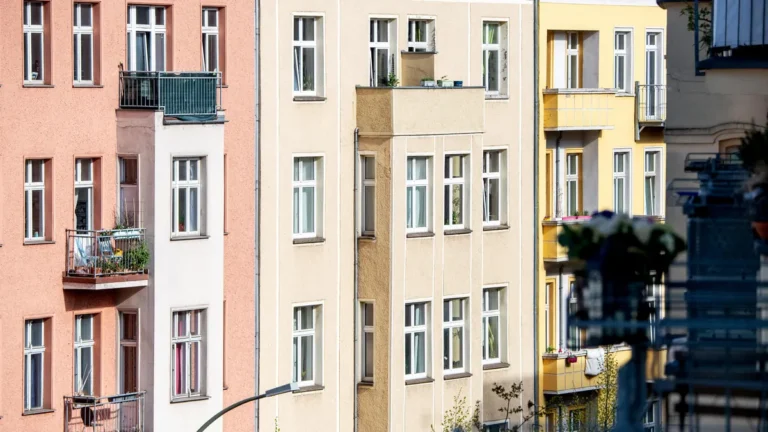 mehrfamilienhaeuser-symbolbild-in-einer-eigentuemergemeinschaft-werden-sie-mitunter-automatisch-mitg.webp
