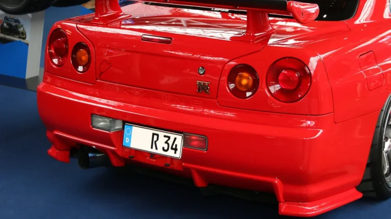 nissan-skyline-r34-gtr-v-spec-baujahr-1999-am-stand-von-toyo-tires-ps-days-hannover-2023-performance.webp