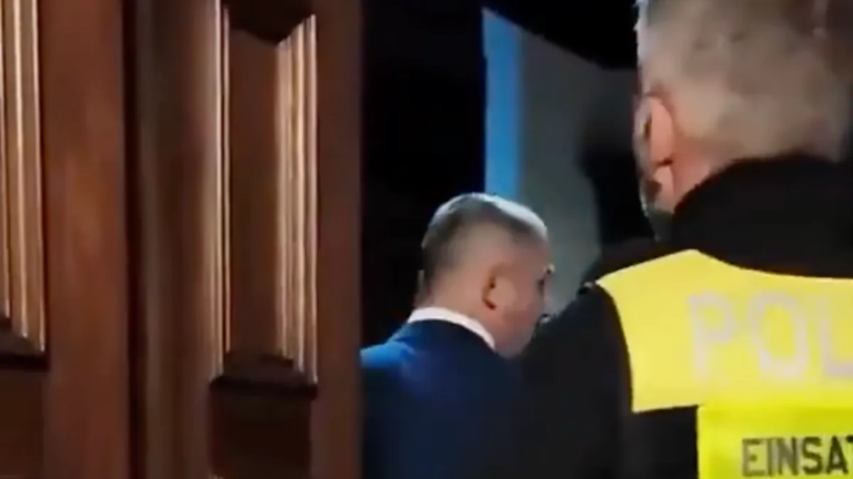 oktober-2025-polizisten-fuehren-den-afd-influencer-noah-krieger-aus-einer-villa-ab.png