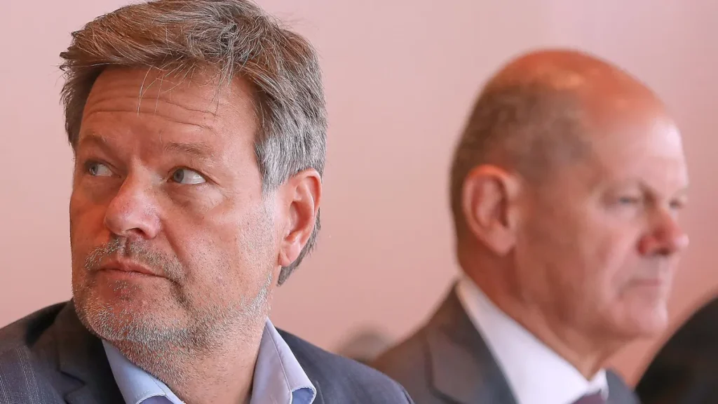 olaf-scholz-und-robert-habeck-archivbild-insbesondere-habeck-wurde-immer-wieder-scharf-fuer-seine-kl.webp