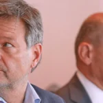 olaf-scholz-und-robert-habeck-archivbild-insbesondere-habeck-wurde-immer-wieder-scharf-fuer-seine-kl.webp