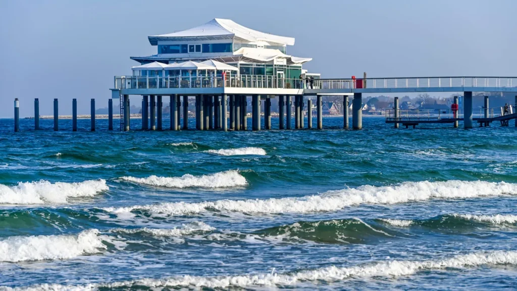 ostsee-und-seeschloesschenbruecke-mit-dem-mikado-teehaus-in-timmendorfer-strand-schleswig-holstein-d.webp