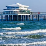 ostsee-und-seeschloesschenbruecke-mit-dem-mikado-teehaus-in-timmendorfer-strand-schleswig-holstein-d.webp