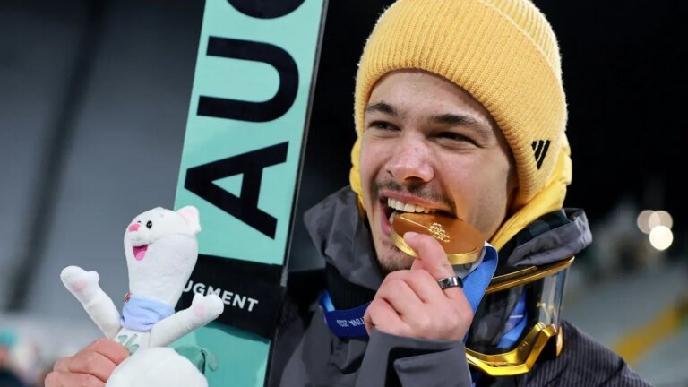 philipp-raimund-mit-seiner-goldmedaille-auf-der-normalschanze-schafft-er-die-ueberraschung.jpg