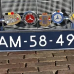 plaketten-von-automobilclubs-auf-der-stossstange-eines-mercedes-hollaendisches-nummernschild-niederl.webp