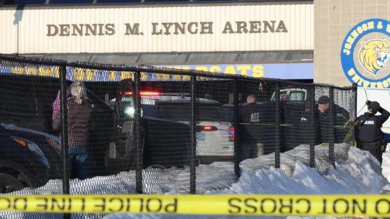 polizei-und-atf-agenten-stehen-in-der-naehe-der-lynch-arena-nachdem-in-der-eissporthalle-schuesse-ge.webp