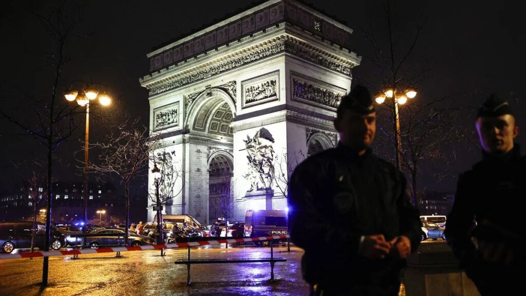 polizeieinsatz-am-arc-de-triomphe-der-messerangreifer-soll-in-lebensgefahr-schweben.jpg