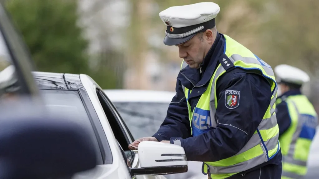 polizeikontrolle-duerfen-autofahrer-jetzt-luegen-und-muessen-sie-alles-mitmachen-was-der-beamte-verl.webp