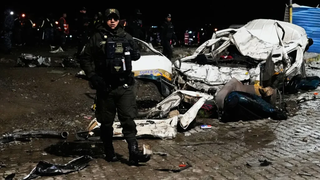 polizisten-stehen-in-der-naehe-eines-zerstoerten-autos-das-von-einem-flugzeug-in-el-alto-bolivien-ge.webp