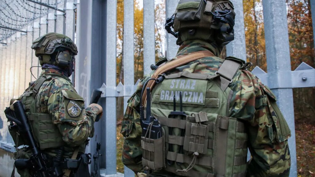 polnische-grenzer-am-zaun-zur-grenze-mit-belarus-archivbild.jpg