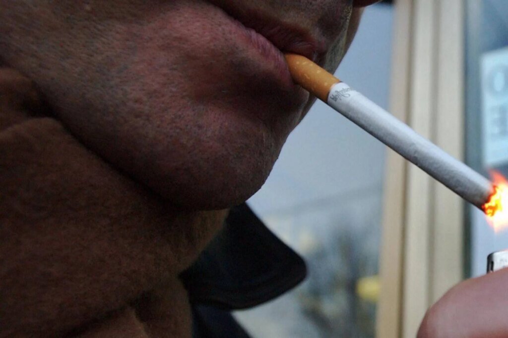 prima_giornata_di_divieto_di_fumo_nei_locali_pubblici_uomo_con_sigaretta_fuma_fuori_dal_locale.jpeg