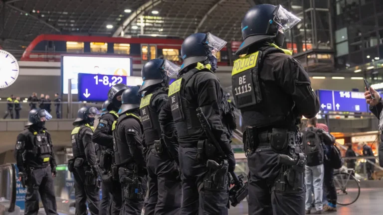 protest-fuer-gaza-und-solidartaet-mit-der-sumud-flotilla-am-berliner-hauptbahnhof-am-berliner-hauptb.webp