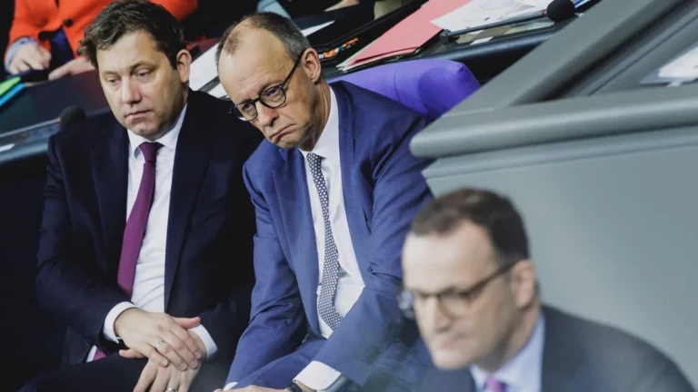 r-l-jens-spahn-vorsitzender-der-cdu-csu-fraktion-im-deutschen-bundestag-friedrich-merz-cdu-bundeskan.webp