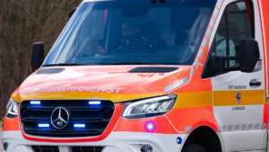 rettungsdienst-in-leverkusen-archivbild-ein-15-jaehriger-wurde-nach-einer-messerattacke-auf-einer-ka.webp