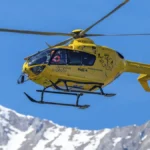 rettungshubschrauber-notarzthubschrauber-im-flug-schwaz-tirol-oesterreich-europa-rescue-helicopter-e.webp