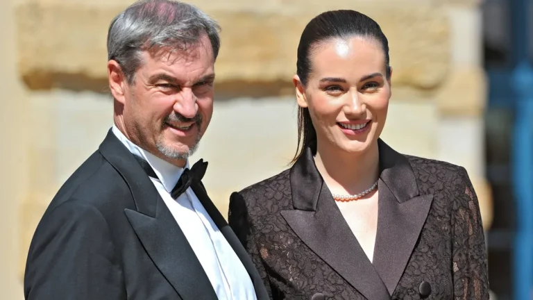 richard-wagner-festspiele-markus-soeder-und-gloria-sophie-burkandt-anlaesslich-der-eroeffnung-der-ri.webp