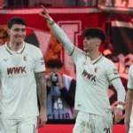 rodrigo-ribeiro-21-fc-augsburg-mitte-jubelt-ueber-sein-tor-zum-1-0-mit-cedric-zesiger-16-fc-augsburg.webp