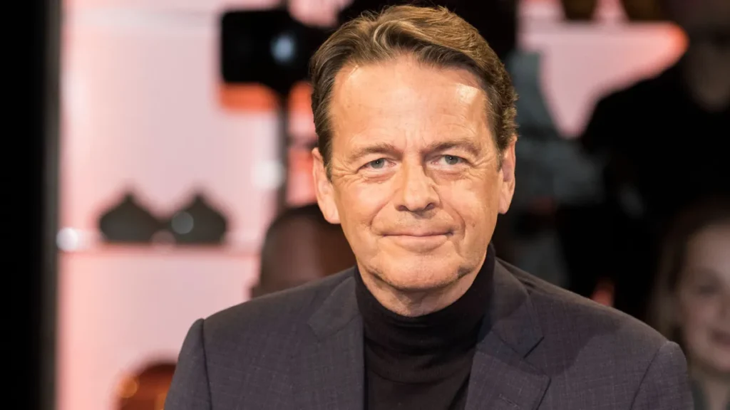 rudi-cerne-er-ist-vor-allem-durch-sportsendungen-im-zdf-bekannt-sowie-durch-aktenzeichen-xy-ungeloes.webp