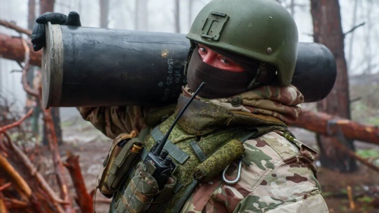 russischer-artillerist-mit-einer-152mm-granate.jpg