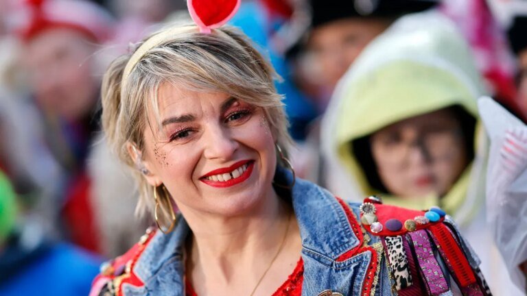 sabine-heinrich-die-moderatorin-kam-am-rosenmontag-mit-einem-schrecken-davon.jpg