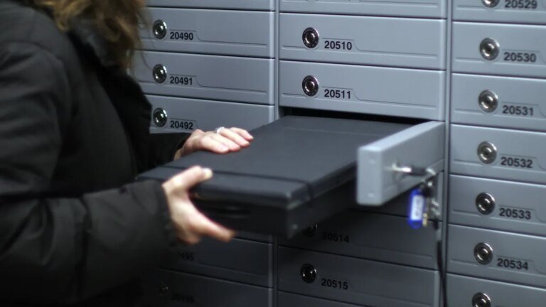 schliessfach-in-einer-bank-archivbild-bei-bremen-waren-diebe-am-werk.jpg