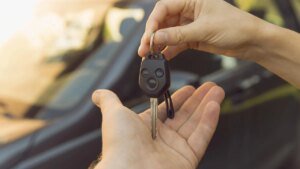 schluesseluebergabe-zum-ende-eines-leasingvertrages-sollten-sie-einige-dinge-beachten.jpg