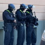 schwer-bewaffnete-einsatzkraefte-vor-einer-schule-in-wedding.jpg