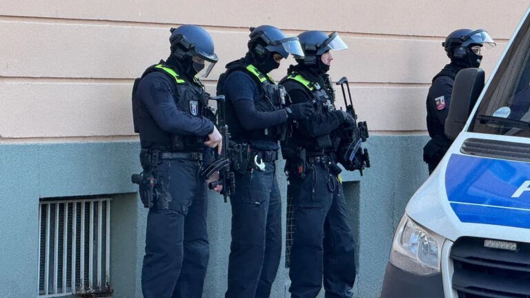 schwer-bewaffnete-einsatzkraefte-vor-einer-schule-in-wedding.jpg