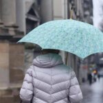 signora_con_ombrello_maltempo_ipa.jpeg