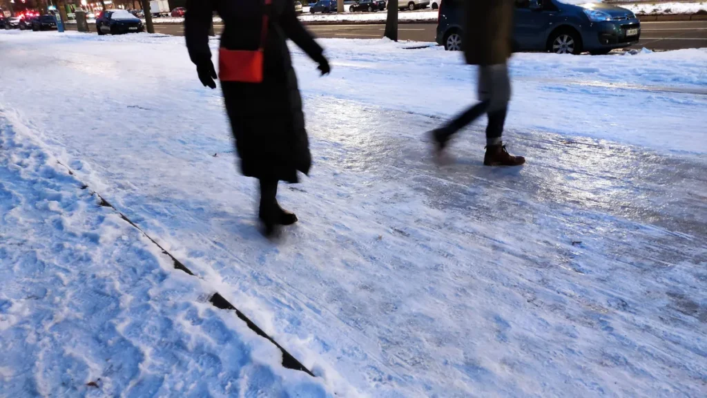 spiegelglatter-buergersteig-im-winter-bei-schnee-und-eis-archivbild-fussgaenger-sind-in-berlin-zur-v.webp