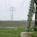 strommasten-und-hochspannungsleitungen-in-der-norddeutschen-landschaft-zetel-friesland-deutschland-1.webp