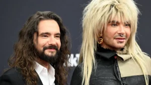 tom-kaulitz-l-und-sein-zwillingsbruder-bill-kaulitz-kommen-zur-77-bambi-verleihung-in-den-bavaria-fi.webp