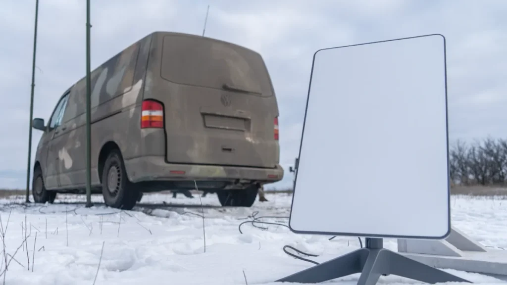 tragbare-starlink-terminals-hier-ein-modell-aus-dem-osten-der-ukraine-sind-das-herzstuck-der-kommuni.webp