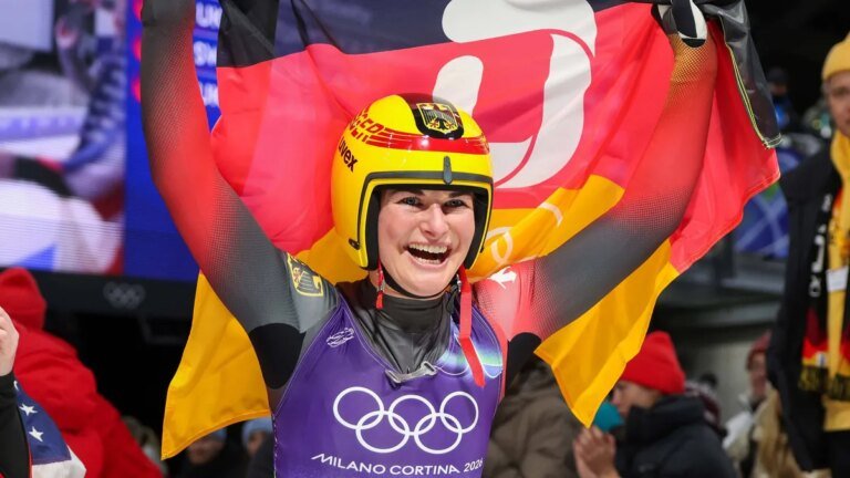 uebergluecklich-julia-taubitz-feiert-nach-der-zieleinfahrt-ihre-goldmedaille.jpg