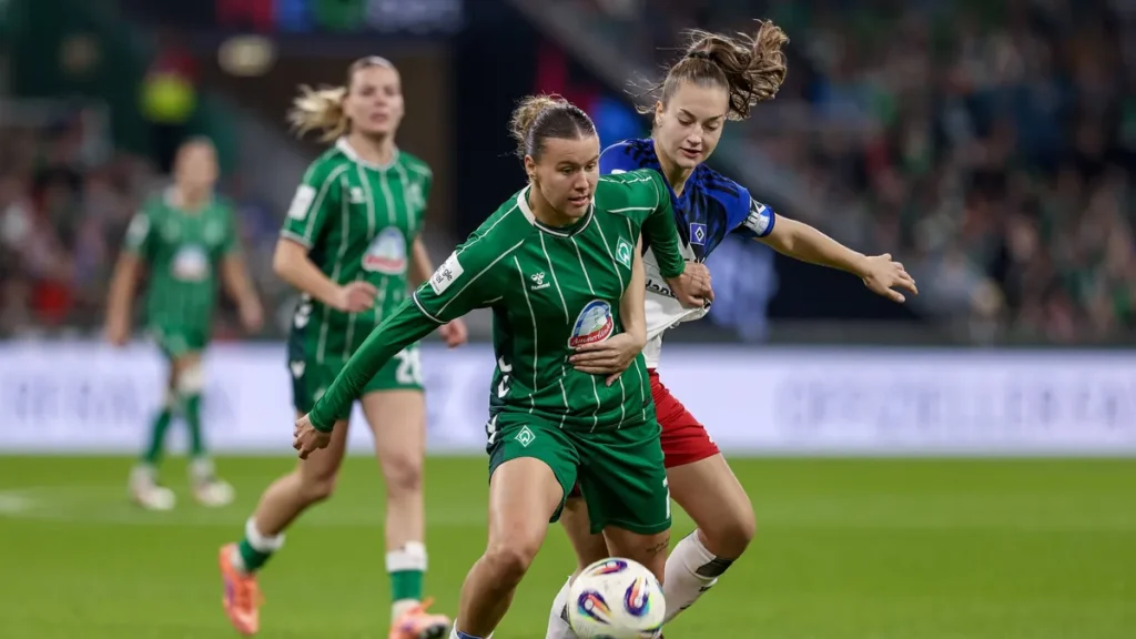 v-li-larissa-muehlhaus-sv-werder-bremen-7-und-emilia-hirche-hamburger-sv-20-im-zweikampf-duell-dynam.webp