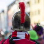 verkleidung-ja-uniform-nein-amtskleidung-oder-taeuschend-echte-abzeichen-sind-an-karneval-tabu-und-k.webp