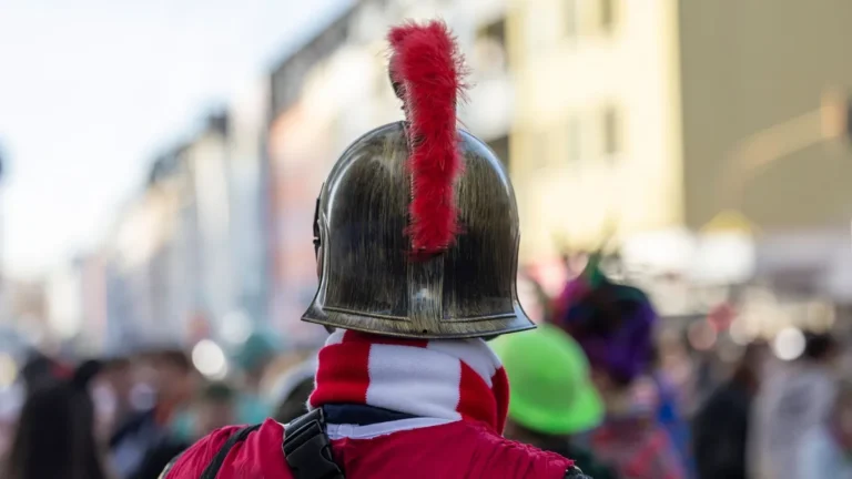 verkleidung-ja-uniform-nein-amtskleidung-oder-taeuschend-echte-abzeichen-sind-an-karneval-tabu-und-k.webp