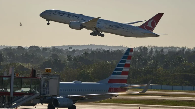 wegen-des-us-oelembargos-hat-kuba-unter-anderem-sparmassnahmen-die-betankung-von-flugzeugen-ausgeset.webp