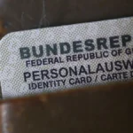 wer-16-jahre-oder-aelter-ist-kann-seinen-neuen-personalausweis-auch-per-post-zugestellt-bekommen-sym.webp