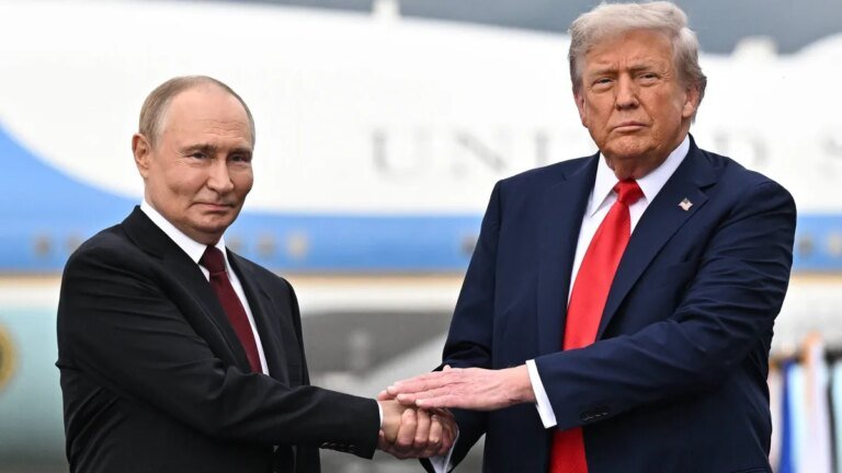 wladimir-putin-und-donald-trump-begruessen-sich-zum-alaska-gipfel.jpg