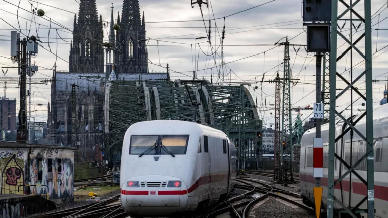 zuege-zwischen-deutz-und-dem-koelner-hauptbahnhof-symbolfoto-die-stoerung-betraf-laut-einem-bahnspre.webp