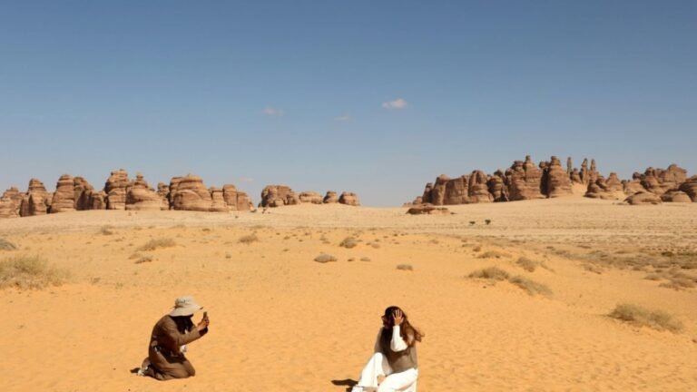 02-touristen-im-saudiarabischen-alula-96dcaea8afa351ac.jpg