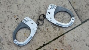 04-handschellen-6fdad41c784ee7ee.jpg