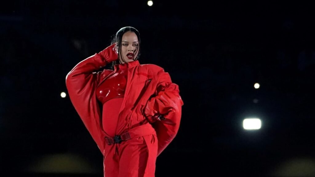 09-rihanna-bei-ihrem-auftritt-beim-super-bowl-2023-f78bf8edb8c54d14.jpg