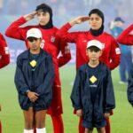 10-irans-spielerinnen-singen-vor-spiel-gegen-philippinen-b7d60635c5a5574c.jpg