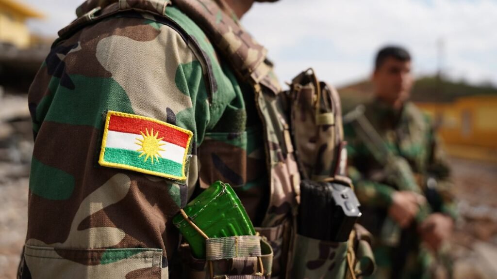 11-03-2026-Irak-Erbil-Mitglieder-der-PAK-Peschmerga-zeigen-die-Flagge-Kurdistans-auf-ihren-Uniformen.jpeg