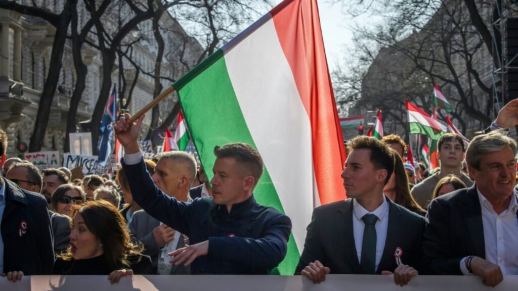 15-oppositionschef-peter-magyar-mit-der-fahne-bei-demo-c5812be8c91ac56b.jpg