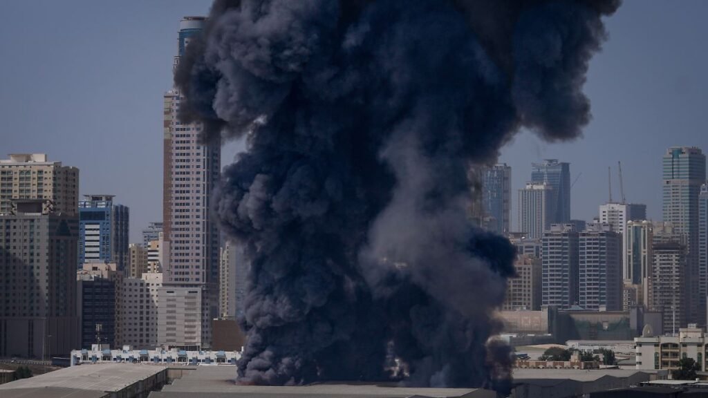 1772558888_Eine-schwarze-Rauchwolke-steigt-aus-einem-Lagerhaus-im-Industriegebiet-von-Sharjah-City-in-den-Verei.jpeg
