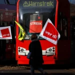 1773904386_streik-im-nrw-nahverkehr-bahnen-der-kvb-stehen-im-depot-und-streik-plakate-haengen-an-den-fenstern-d.webp