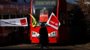 1773904386_streik-im-nrw-nahverkehr-bahnen-der-kvb-stehen-im-depot-und-streik-plakate-haengen-an-den-fenstern-d.webp